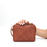 Miss bag media, borsa a tracolla in pelle intrecciata marrone cuoio, prodotta e venduta da Pianigiani handmade leather bags.